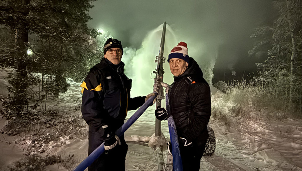 Magnus Uggeldahl och Mats Johansson såg till att snömaskinerna fungerade som de borde idag vid sportplanen och vid spånbanan i Dalsbruk